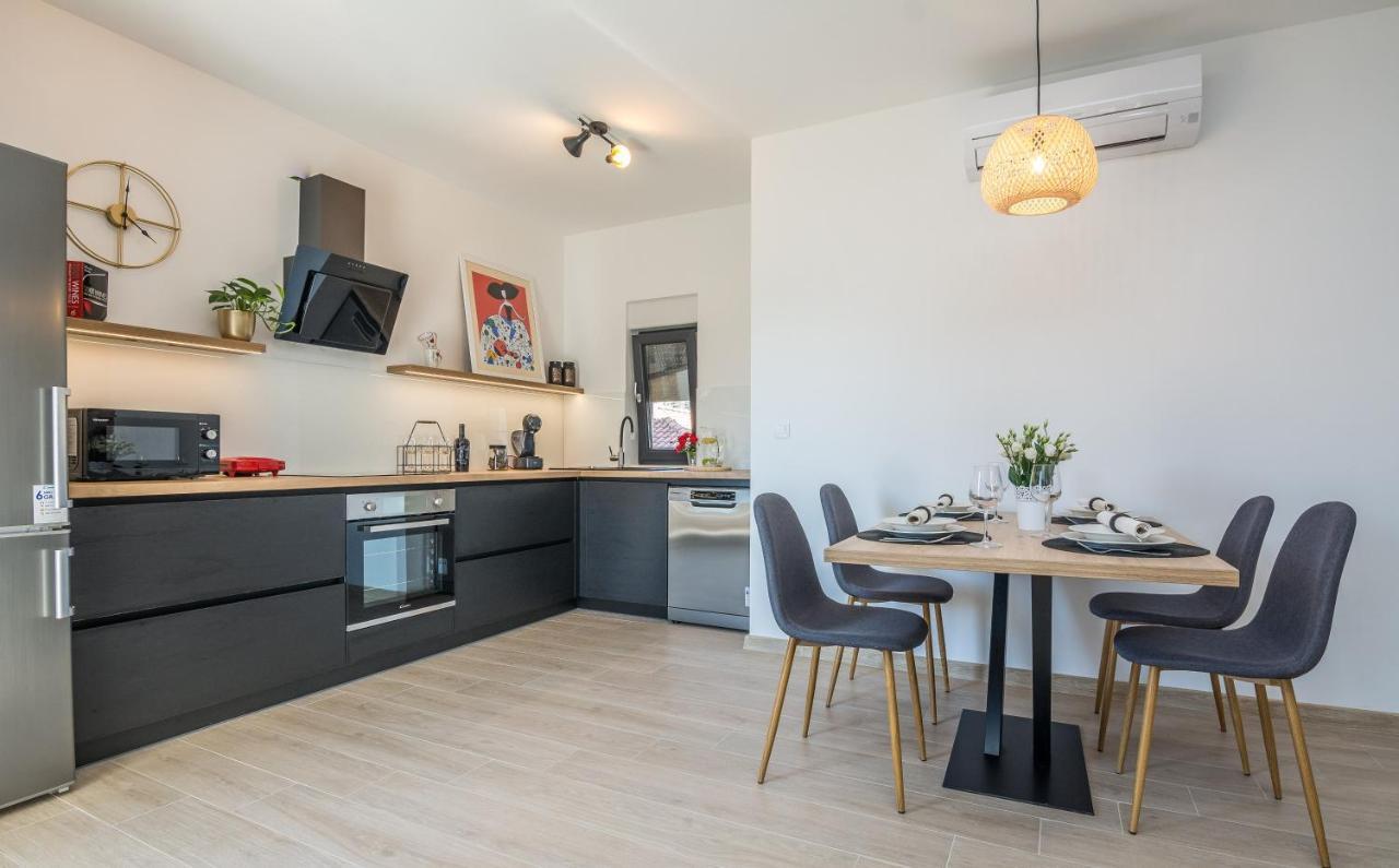 Maella Apartment *